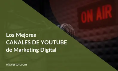 Micrófono en un estudio con letrero "ON AIR" y texto sobre los mejores canales de YouTube de marketing digital.