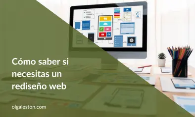 Mesa de trabajo de un diseñador con un monitor que muestra el proceso de un rediseño web, con el texto "Cómo saber si necesitas un rediseño web".